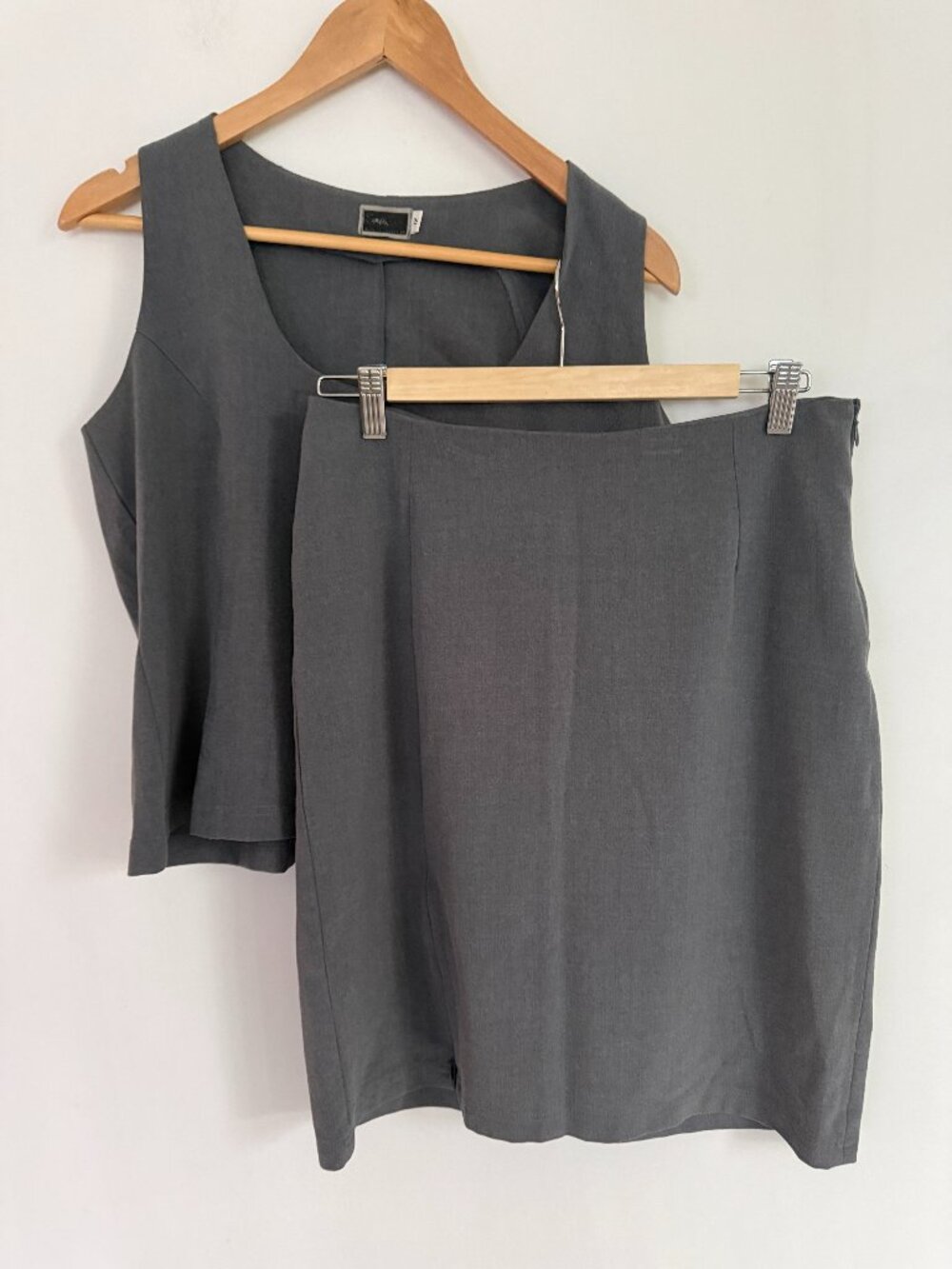 Sympli Canada Women Gray 2 Piece Suit Sleeveless Top Size 12 Zip Skirt Size 10